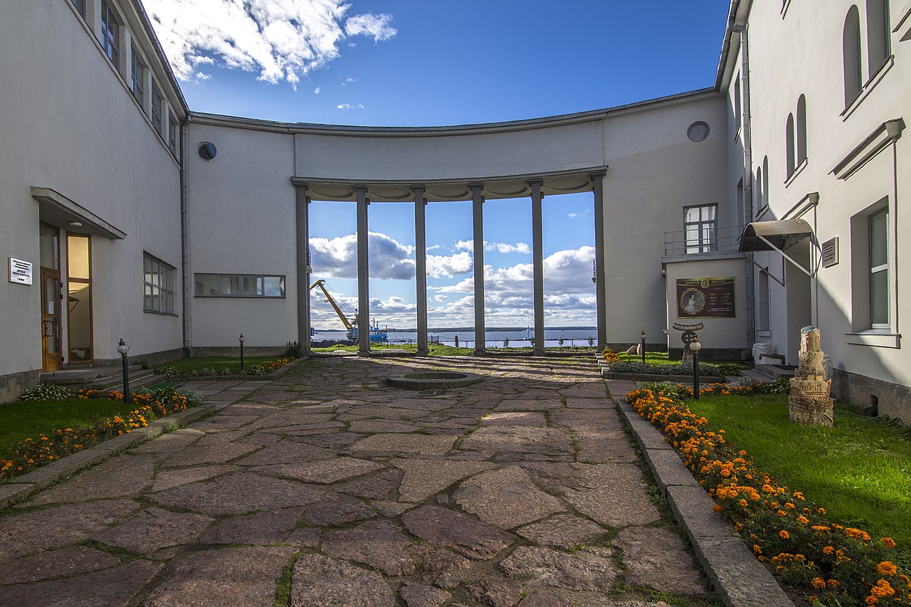 1930 1280px-Вид_на_внутренний_двор_здания.jpg