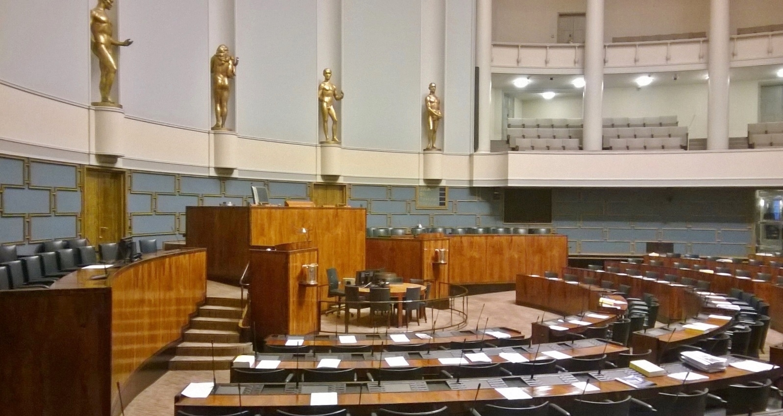 1931Eduskunta_istuntosali_Session_Hall_of_Parliament_House_(Finland)_01.jpg