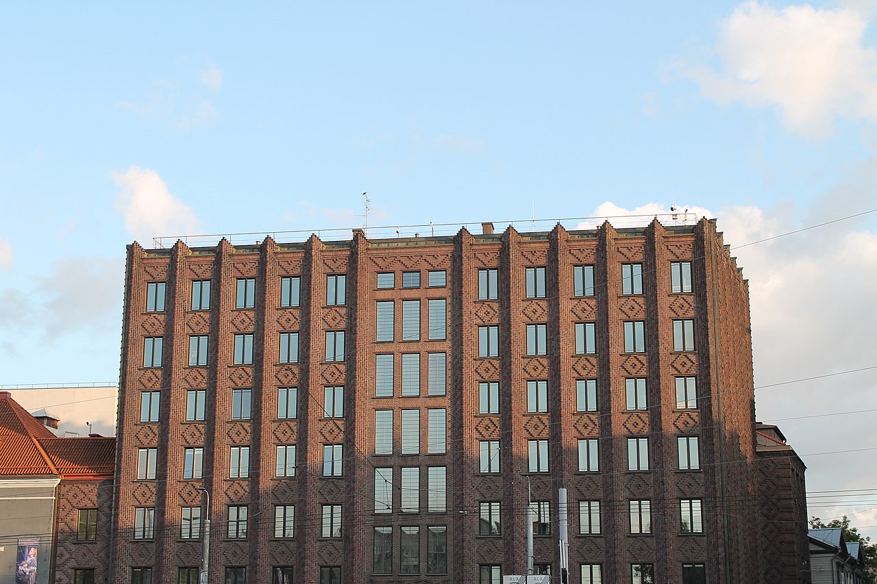 1932 1280px-Evening_view_of_building_in_Tallinn.jpg