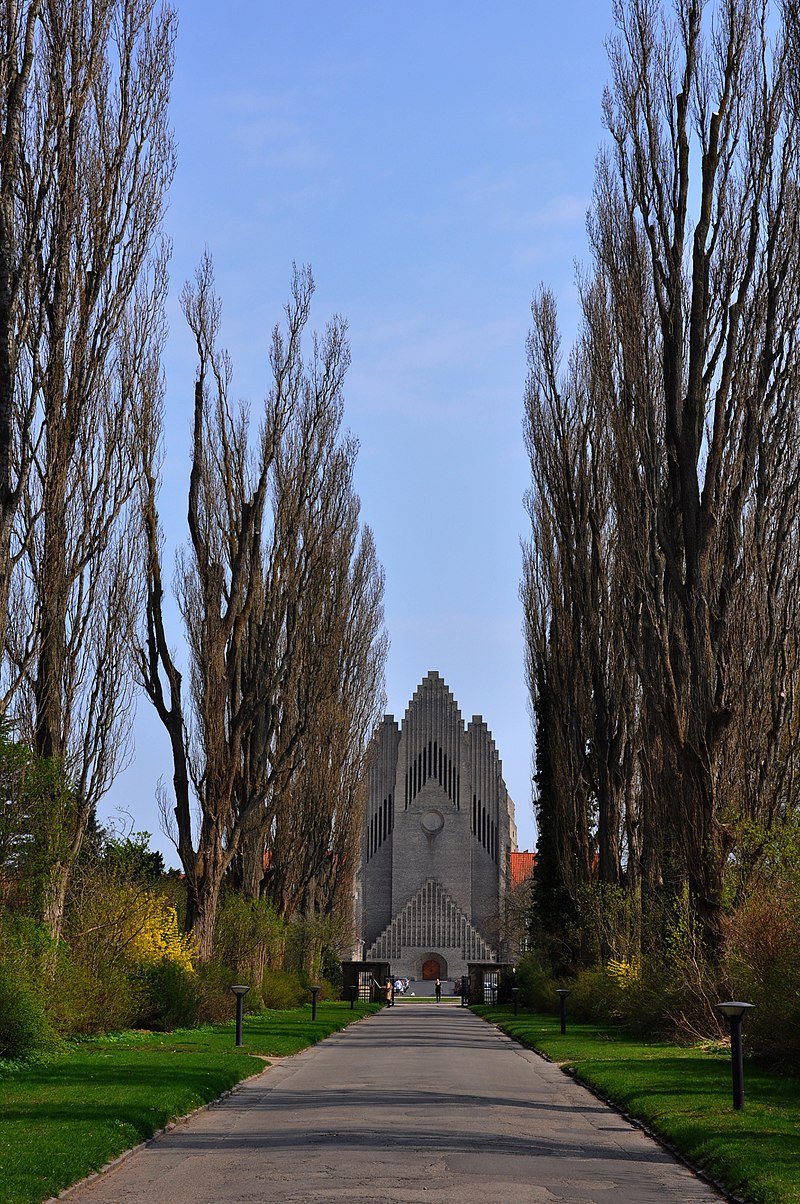 1940 800px-Cemetary_at_Grundtvig_Church_(5638265951).jpg