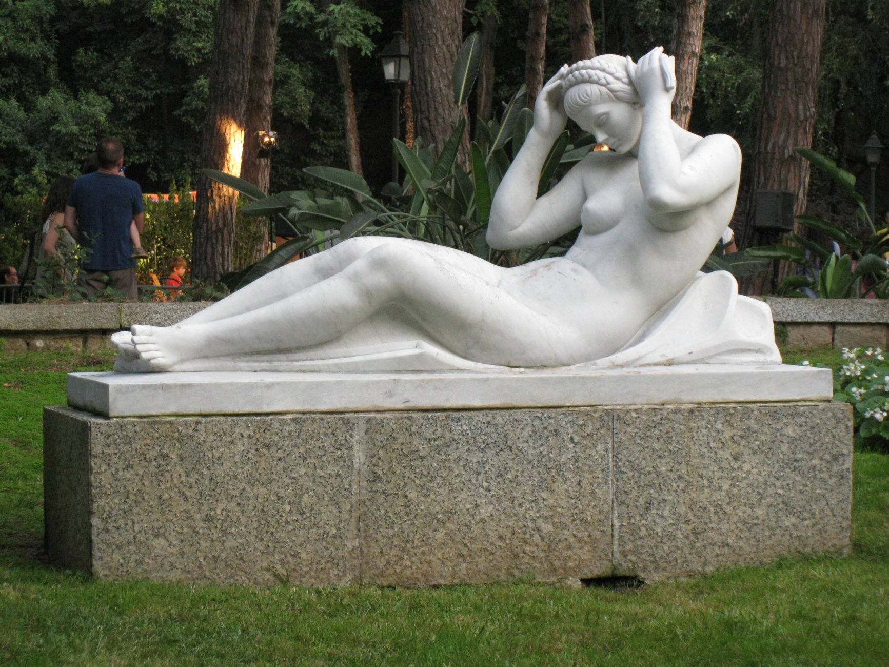1970  сад дворца альбениса112_Jardins_de_Joan_Maragall,_Dona_ajaguda_(Enric_Monjo).jpg