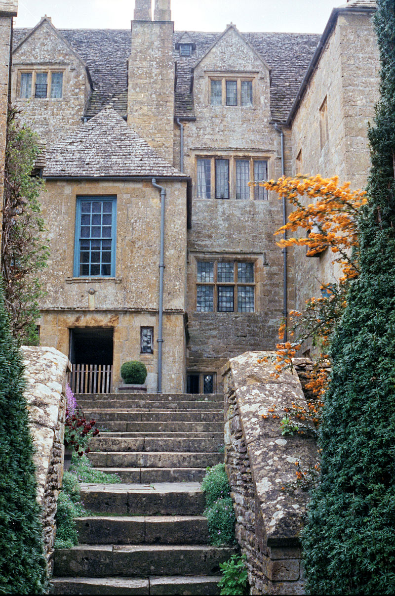 1992_Snowshill_Manor_steps_to_west_face,_Gloucestershire_England.jpg