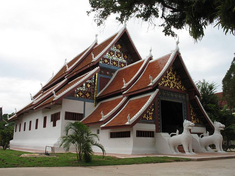 19Nan_province_wat_nong_bua_exterior.jpg