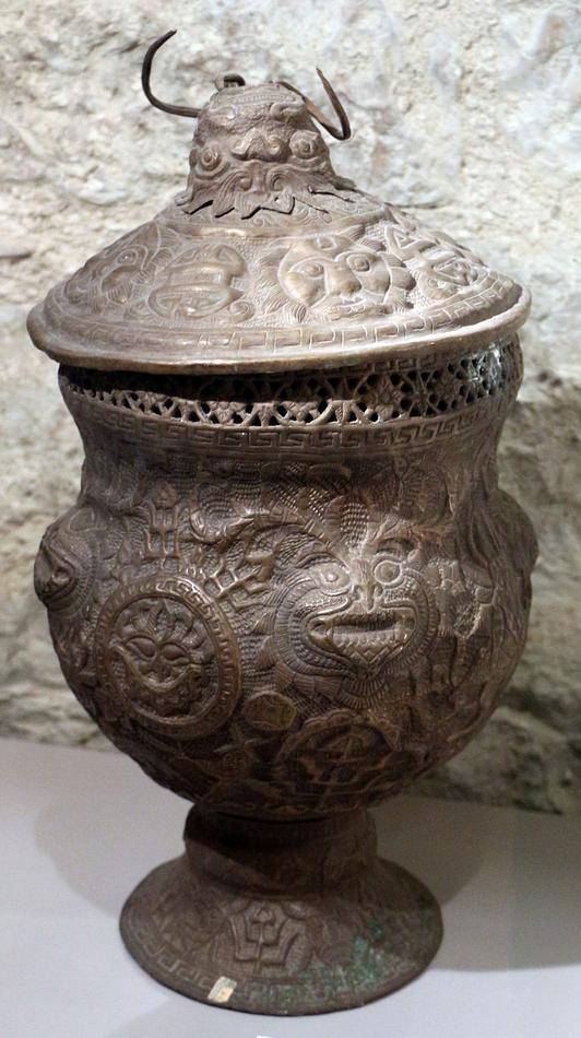 19Tibet,_vaso_con_coperchio_in_metallo_sbalzato,_1850-1900_circa.JPG
