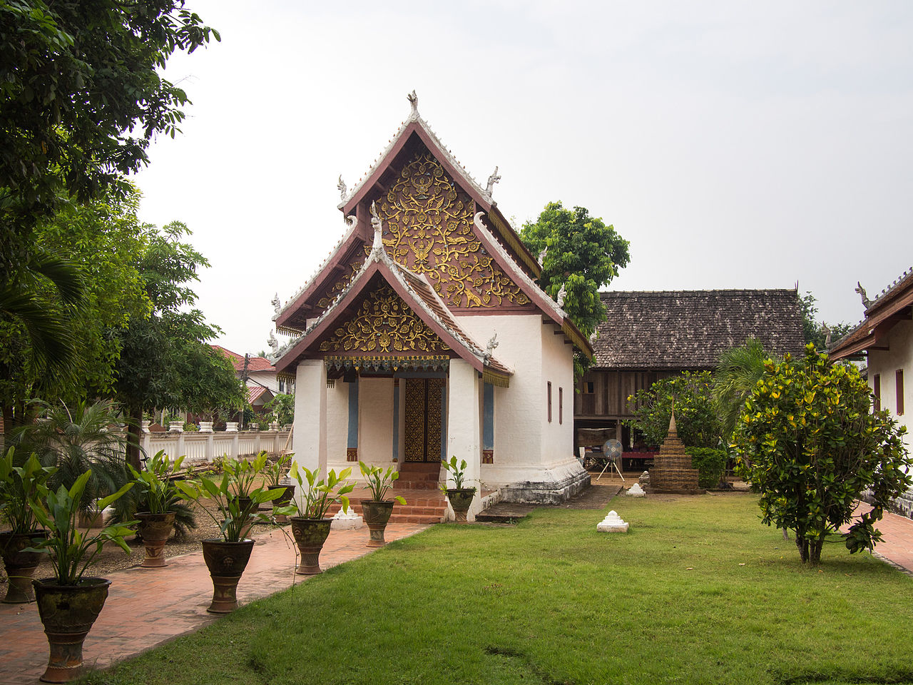19Wat_Nong_Bua_ubosot.jpg