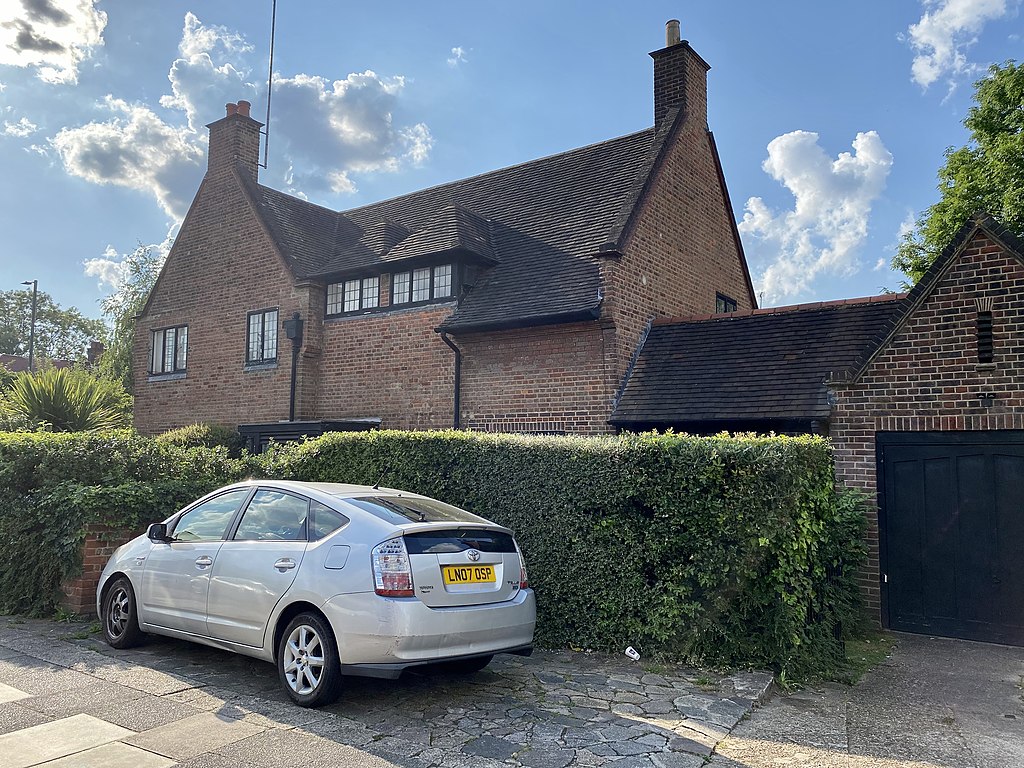 1_and_3_Rotherwick_Road,_Hampstead_Garden_Suburb,_July_2021.jpg