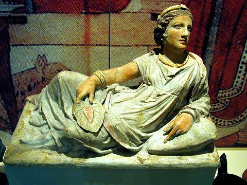 2 dtrljTerracotta_sarcophagus_in_shape_of_an_etruscan_woman.jpg