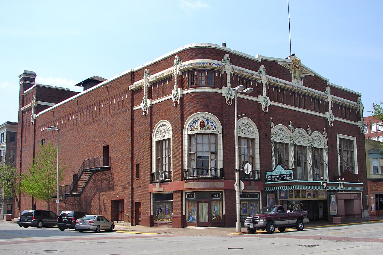 20 сшаFt_Armstrong_Theatre_1.jpg
