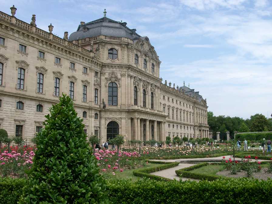 2004-06-27-Germany-Wuerzburg-Lutz_Marten-Residenz_side_view_1.jpg