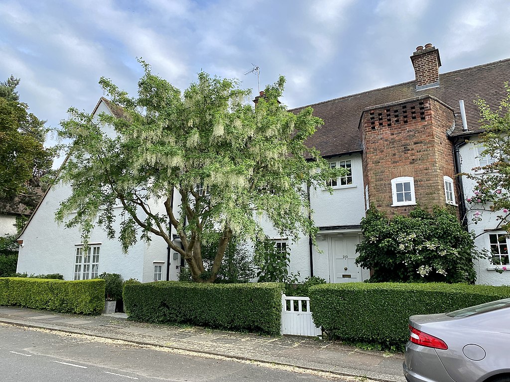 217_and_219_Hampstead_Way,_Hampstead_Garden_Suburb,_June_2021.jpg