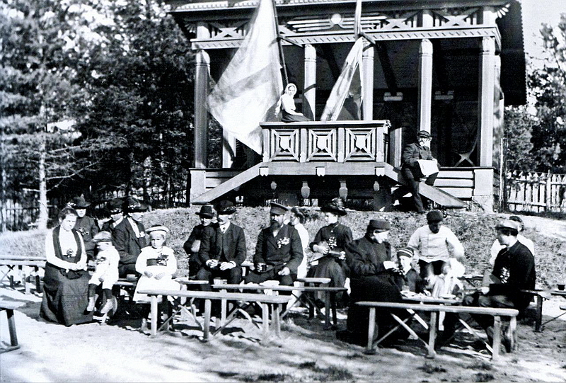 219.Перед беседкой (1909 г.).jpg