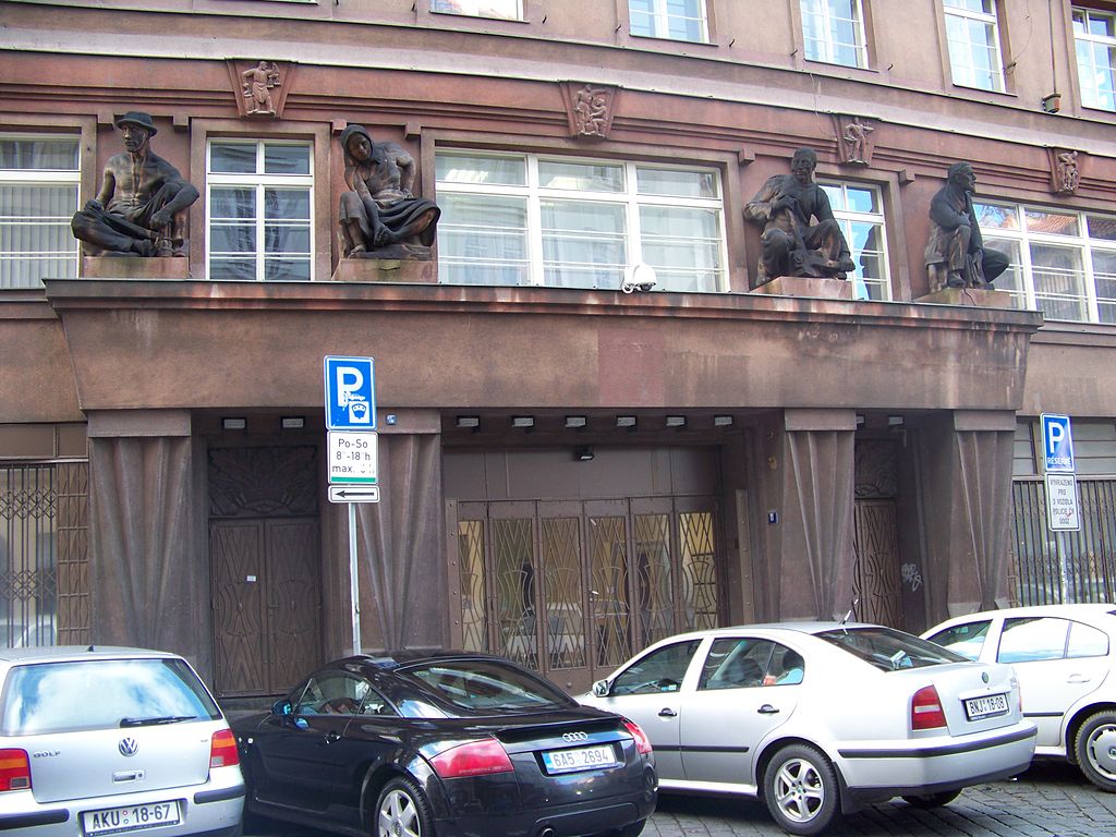 22 1024px-Odborový_dům_Na_Perštýně,_portál.jpg