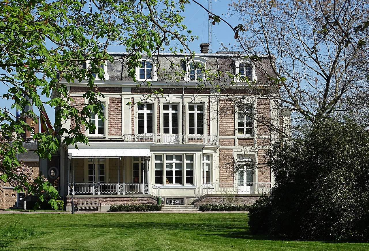 23 1280px-Lint_Kasteel_Lindenhof_08.jpg