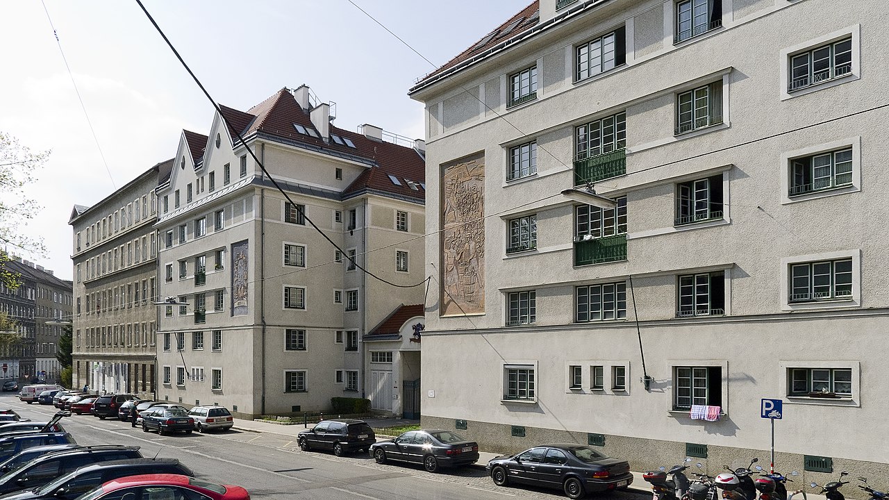 23 1280px-Wachauerhof_03.jpg