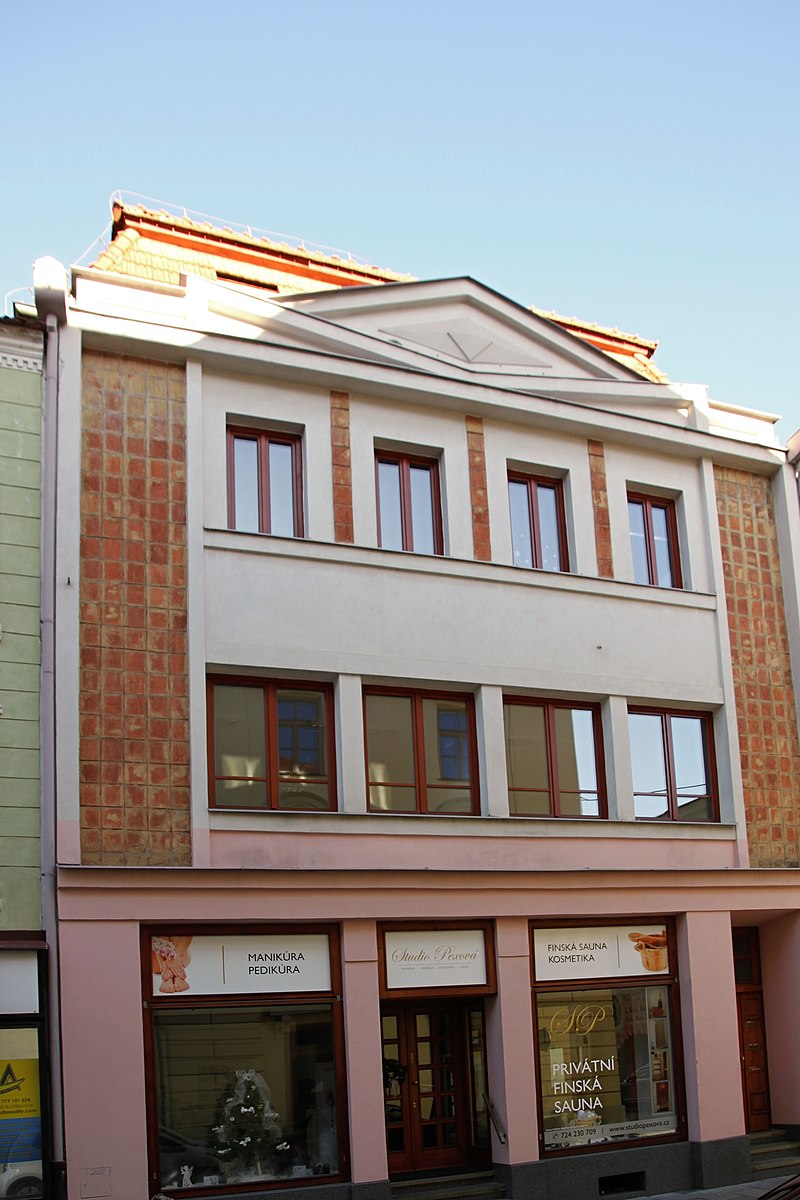 23 800px-České_Budějovice,_Hroznová_č._2_(01).jpg