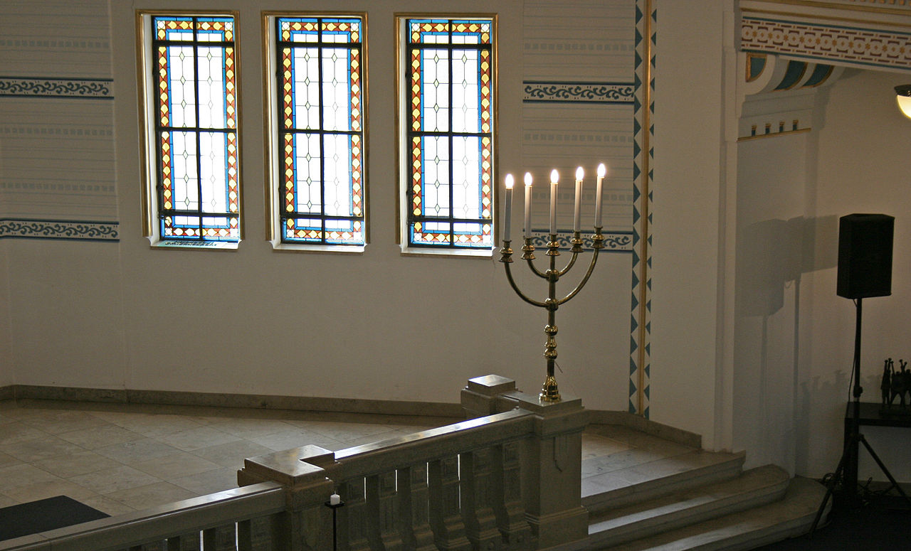 24 1280px-Holocaust_Memorial_Center,_The_Synagogue_010.jpg