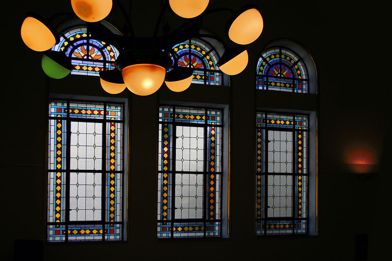 24 1280px-Holocaust_Memorial_Center,_The_Synagogue_upstairs_gallery_007.jpg
