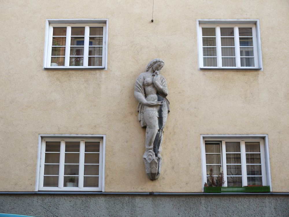 25 австр Wohnhausanlage_Penzinger_Straße_33–37_Plastik_1.jpg