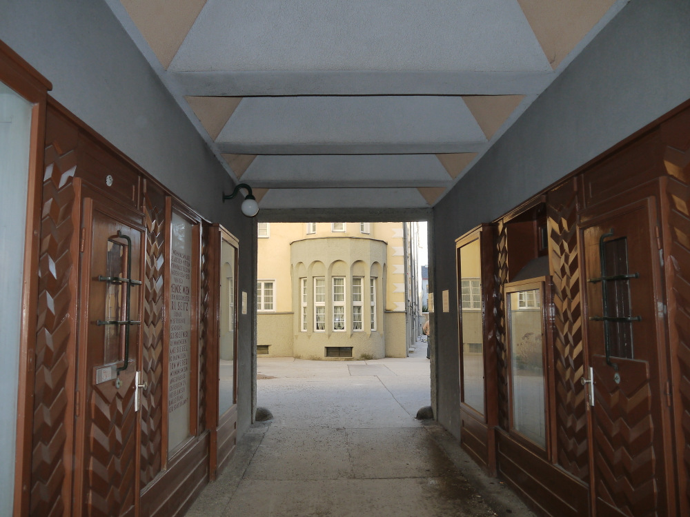 25 австр Wohnhausanlage_Penzinger_Straße_33–37_Tor.jpg