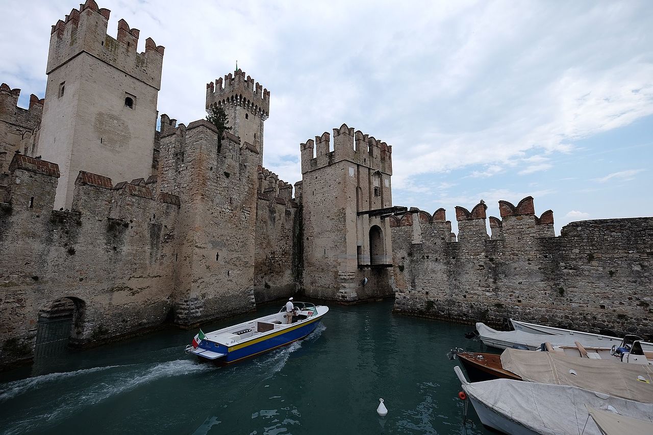 25019_Sirmione,_Province_of_Brescia,_Italy_-_panoramio_(21).jpg