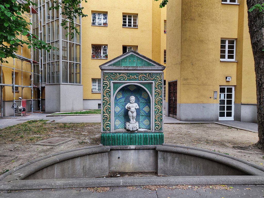 26 1024px-2020-05-19_Gemeindebau_Vogelweidhof_fountain2.jpg