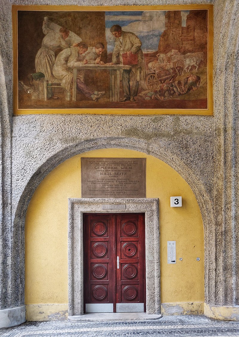 26 800px-2020-05-19_Gemeindebau_Vogelweidhof_art_arcades_plaque_closeup.jpg