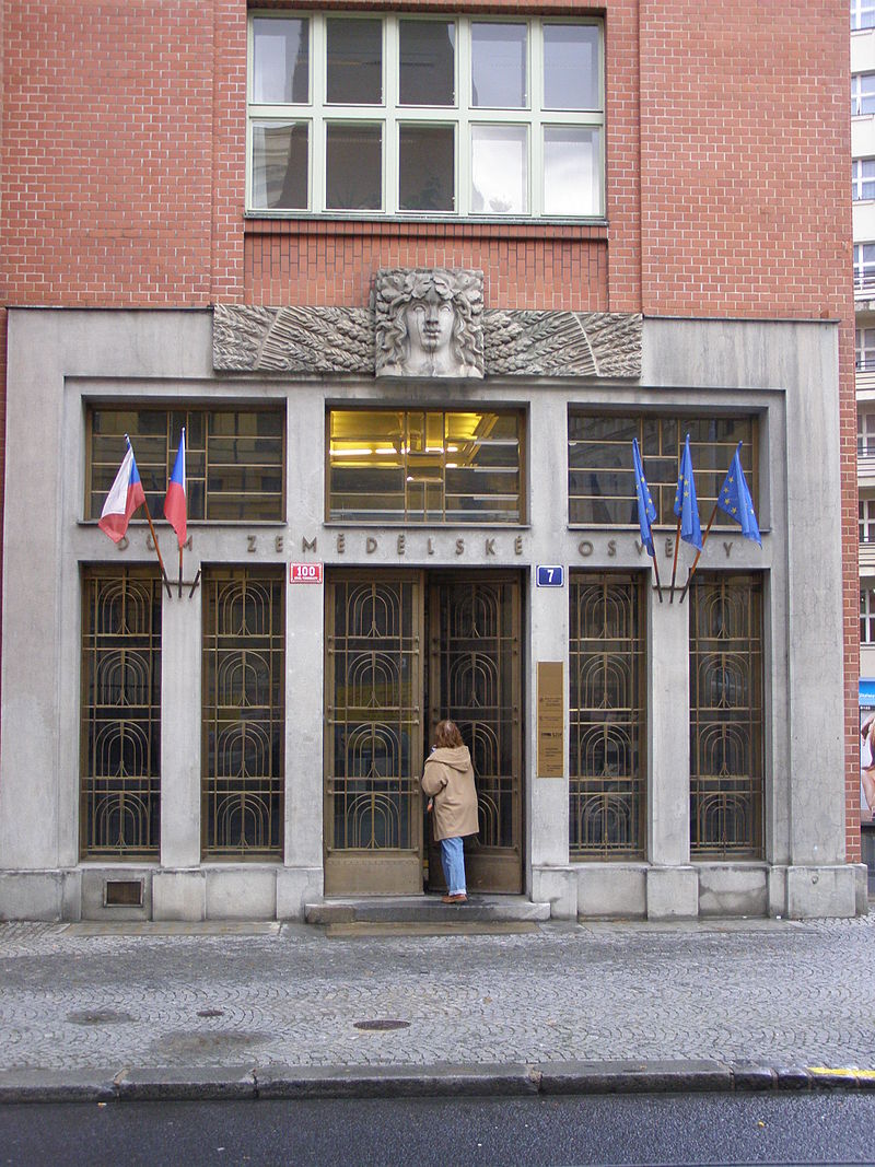 26 800px-Jižní_vstup_do_Domu_zemědělské_osvěty,_ulice_Slezská,_Praha.jpg