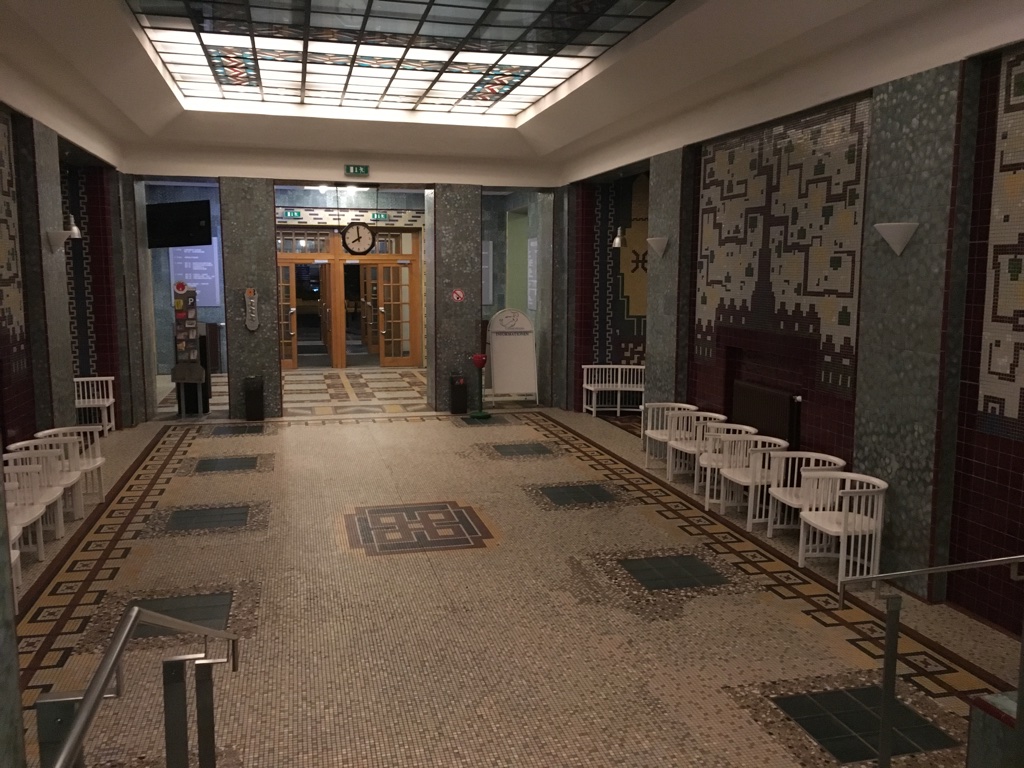 26Amalienbad_Innenansicht_im_Eingangsbereich_Blickrichtung_Ausgang.jpg