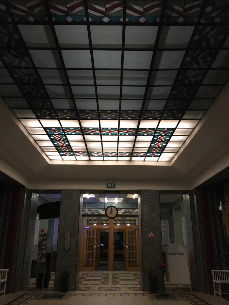 26Amalienbad_Innenansicht_im_Eingangsbereich_Blickrichtung_Decke_und_Ausgang_Hochkant.jpg