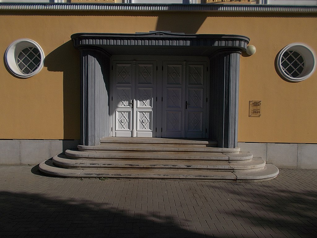 26Maison_de_la_culture,_fenêtres_rondes,_portes,_2018_Karcag.jpg