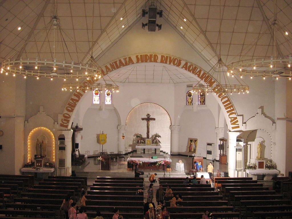 27 индо 1024px-Semarang_Cathedral_interior.jpg