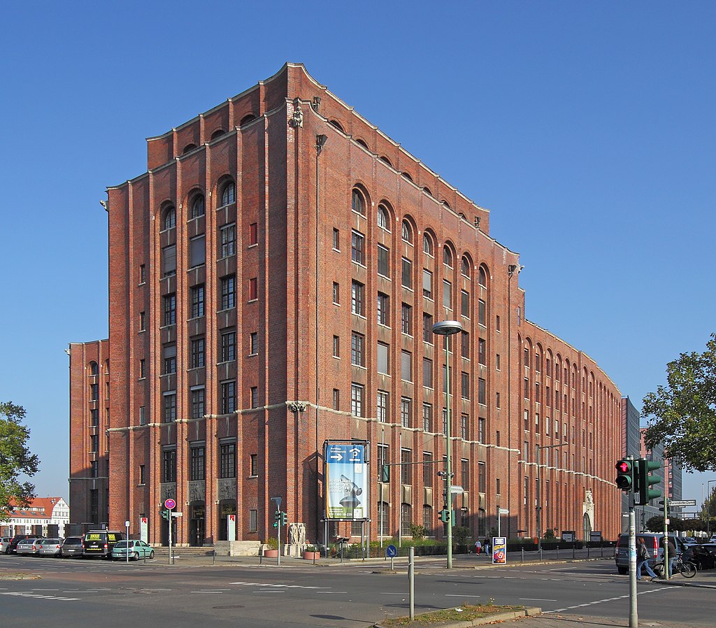 27 1024px-B-Tempelhof_10-2012_-_Ullsteinhaus1.jpg