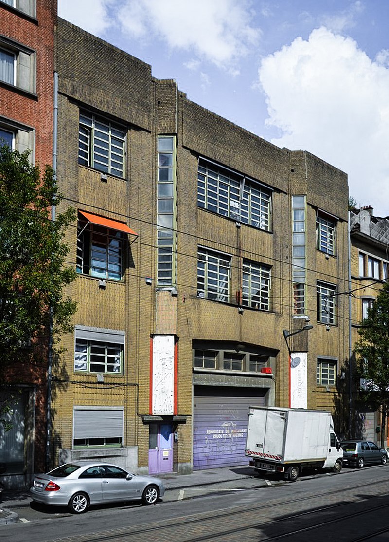 27 800px-Ancienne_fabrique_de_cigarettes_Marouf.jpg