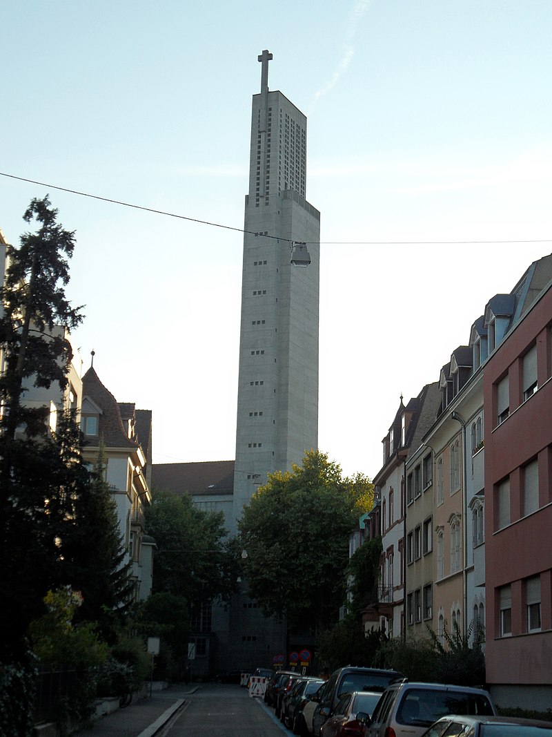 27 800px-Turm_der_Katholische_Kirche_St._Antonius_1.jpg