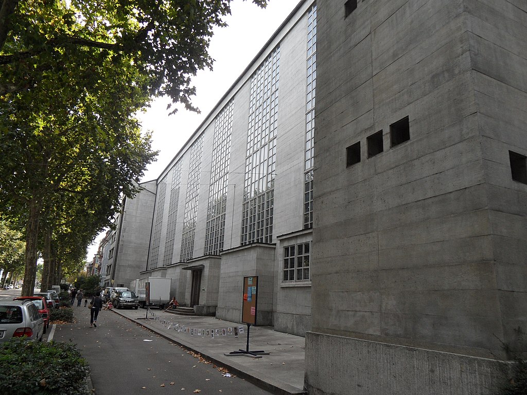 27 Kirchenschiff_der_Katholische_Kirche_St._Antonius.jpg