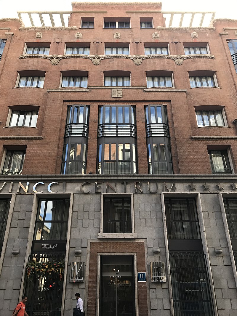 28 800px-Hotel_Vincci_Centrum_01.jpg