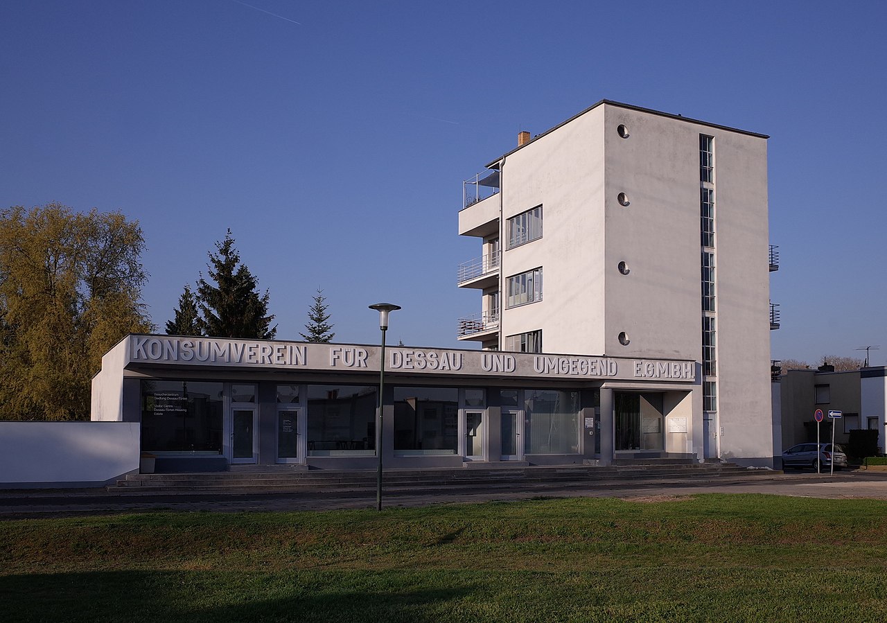 28 Dessau,_Bauhaus,_Konsumgebäude_von_Walter_Gropius.jpg