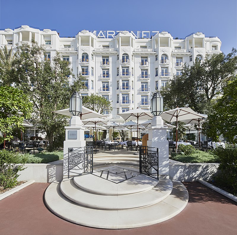 29 800px-Façade_Hôtel_Martinez.jpg