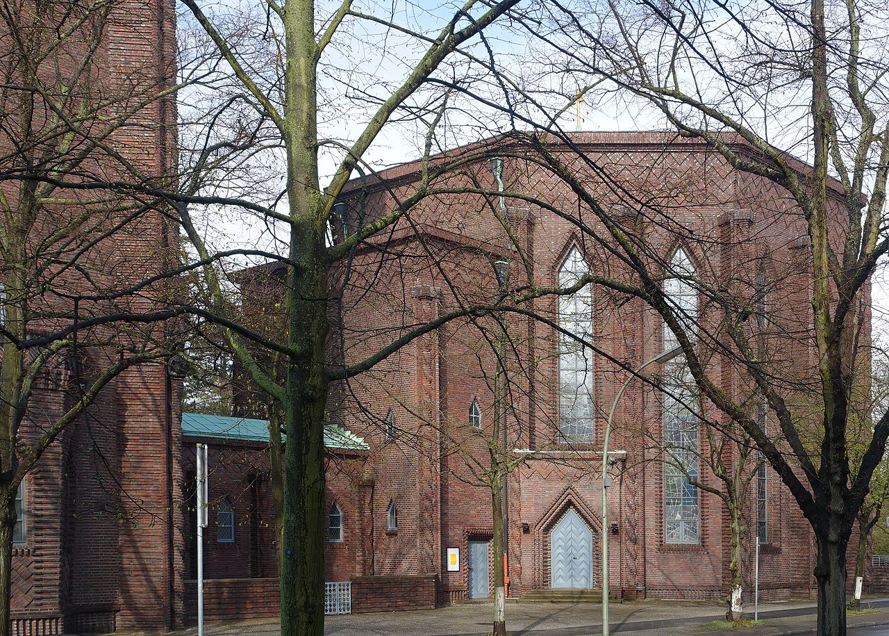 29Kreuzkirche_(Berlin)_Kirchenschiff.JPG