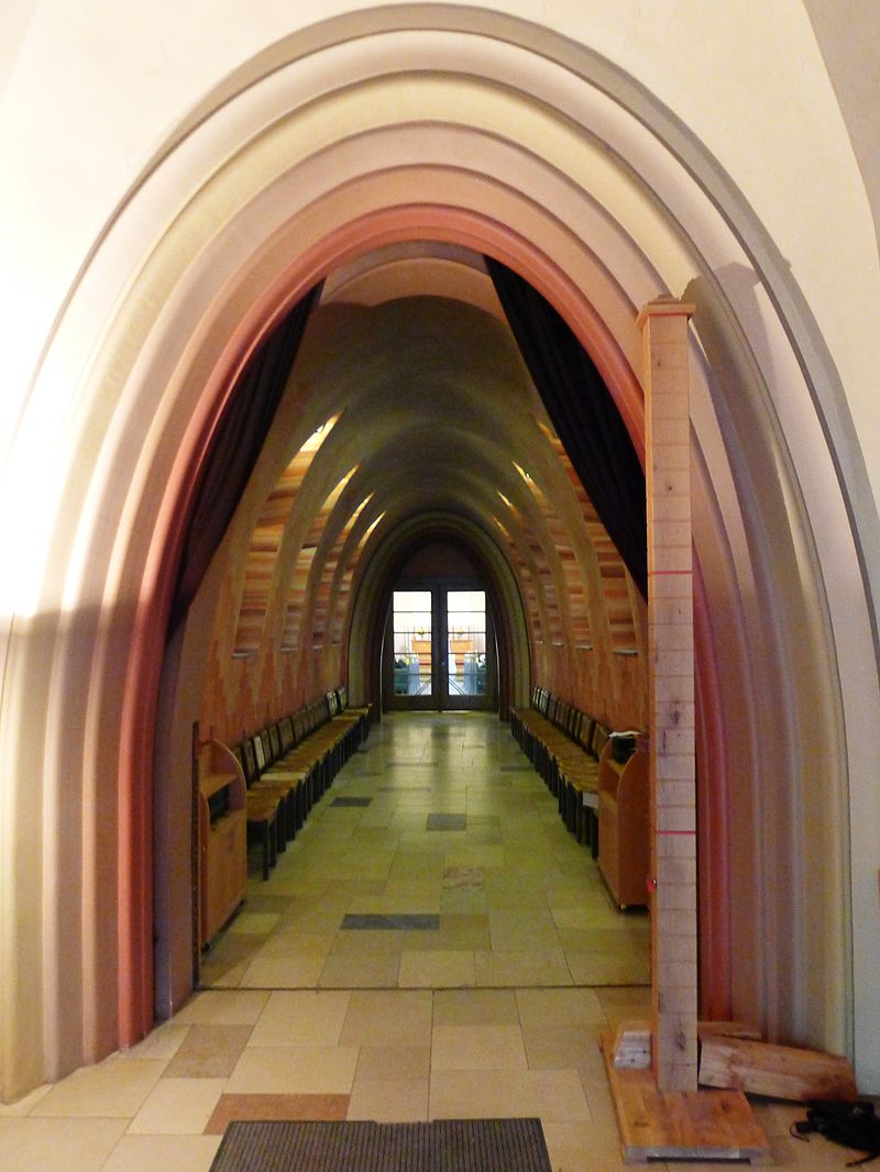 29Kreuzkirche_(Berlin)_Kreuzgang.JPG