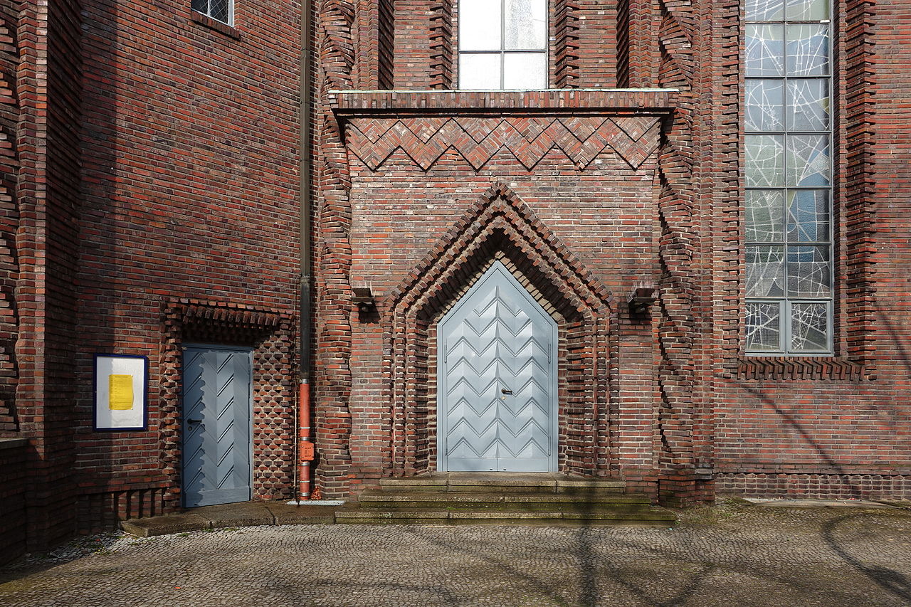 29Kreuzkirche_(Berlin)_Nebeneingang.JPG