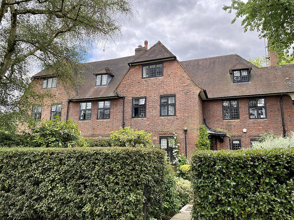2_Heath_Close,_Hampstead_Garden_Suburb,_June_2021.jpg
