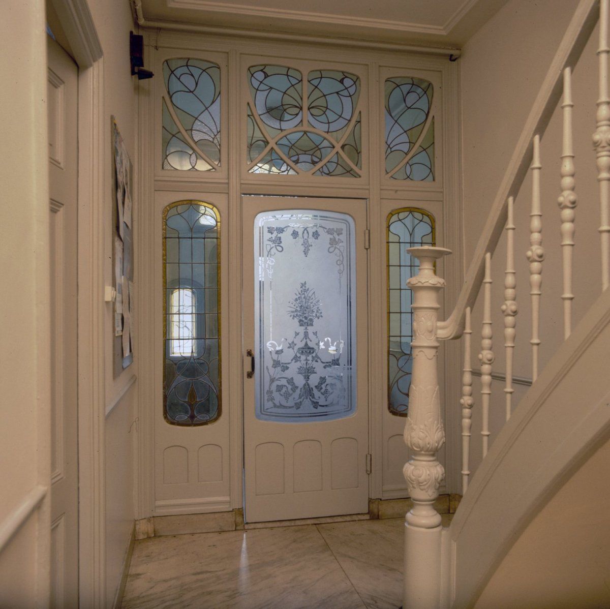 3гаагаInterieur_hal,_zicht_op_tochtportaal_met_geetst_glas-in-lood_-.jpg