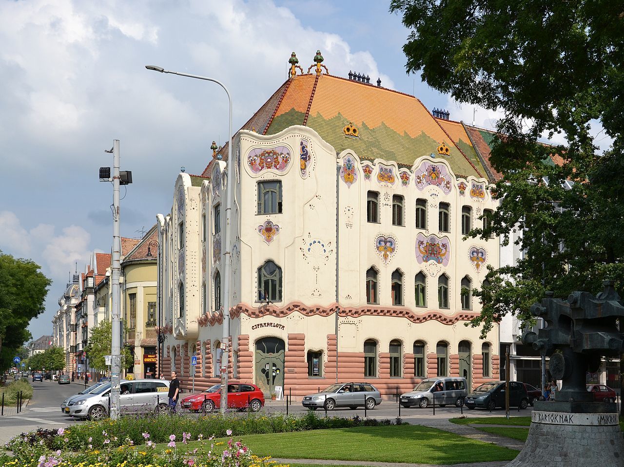 3 кечкемет1280px-Kecskemét_-_Cifrapalota.jpg
