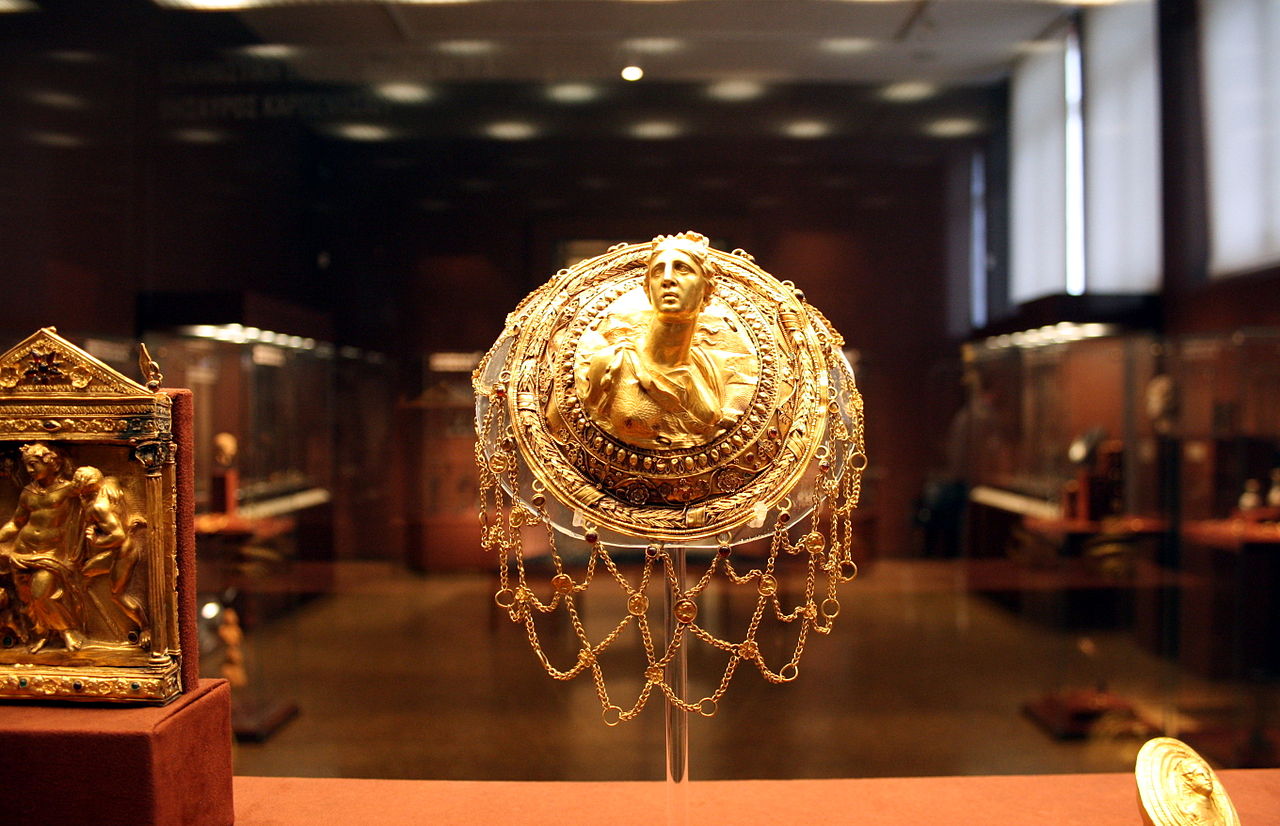 3-_Archaeological_Museum,_Athens_-_Gold_hairnet_-_Photo_by_Giovanni_Dall'Orto,_Nov_11_2009.jpg