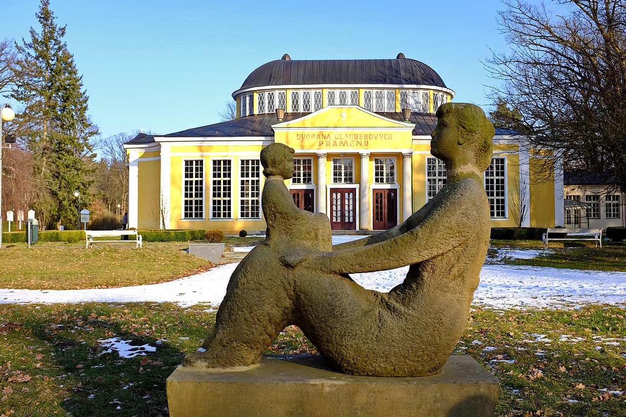 30 1280px-Františkovy_Lázně_dvorana_Glauberových_pramenů_(2).jpg