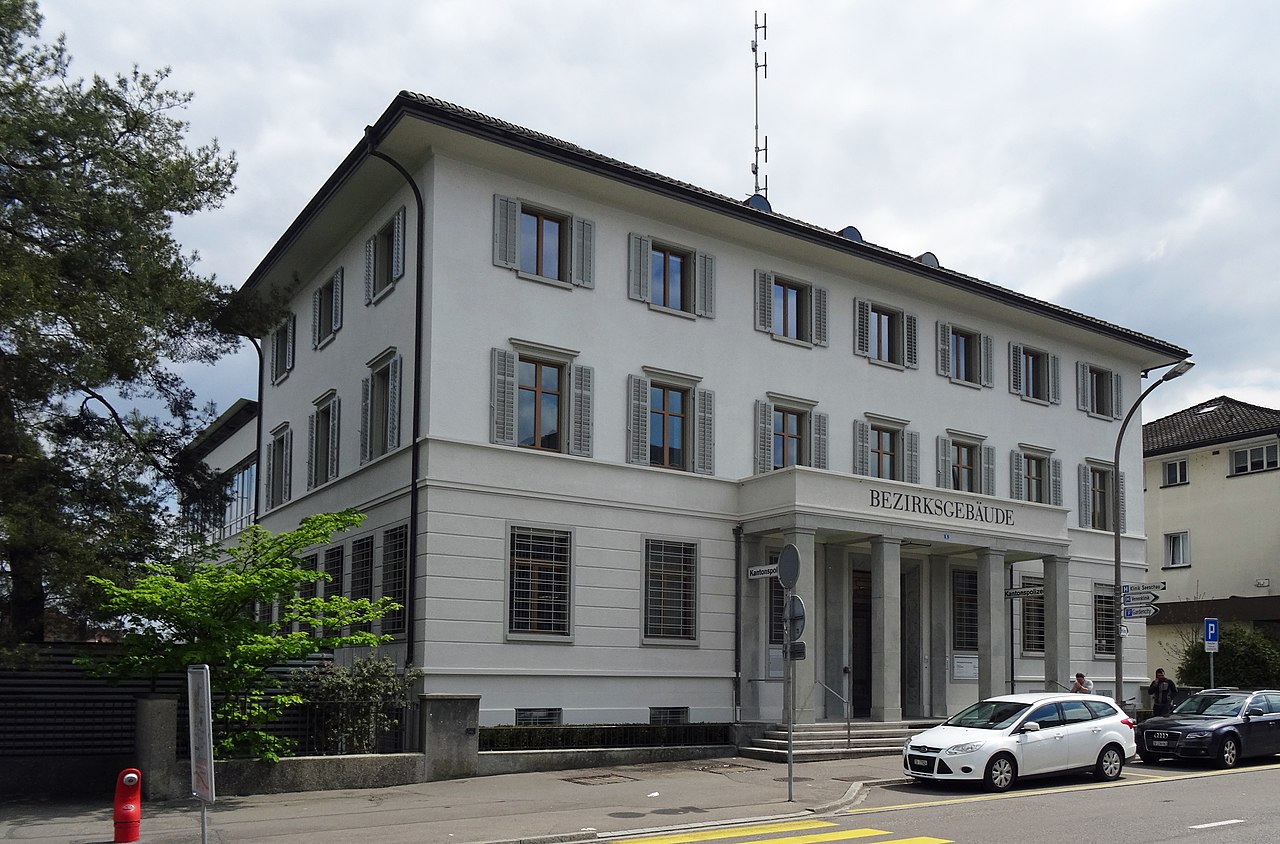 30 1280px-KreuzlingenBezirksgebaeude1.jpg