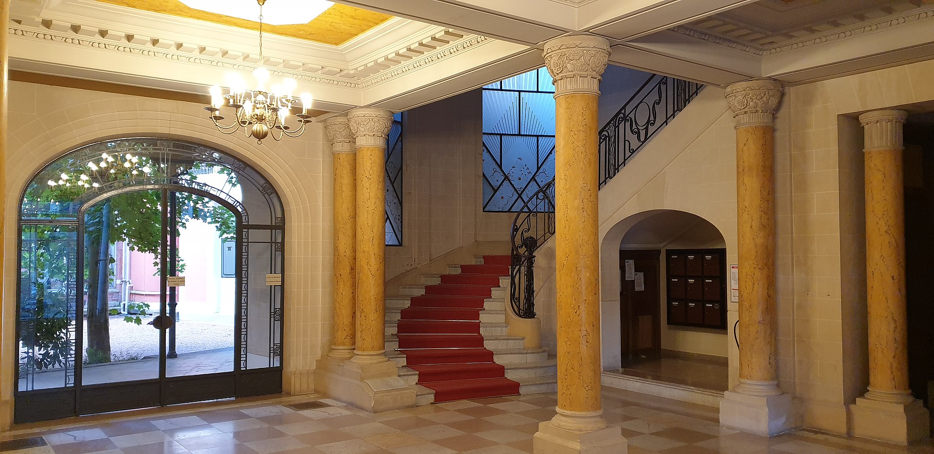 30Hall_de_l'hôtel_des_Ambassadeurs,_Vichy_2.jpg