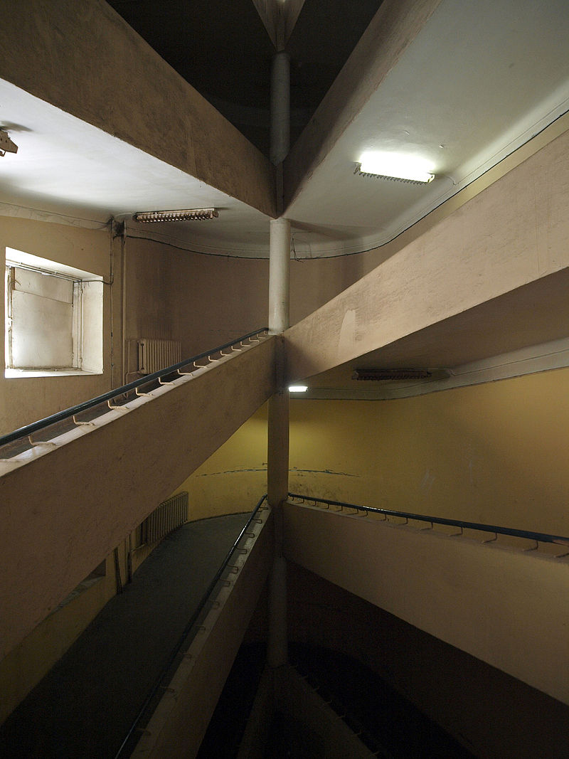 30Moscow,_Ordzhonikidze_12,_stairs_pole_across_July_2008_01.JPG