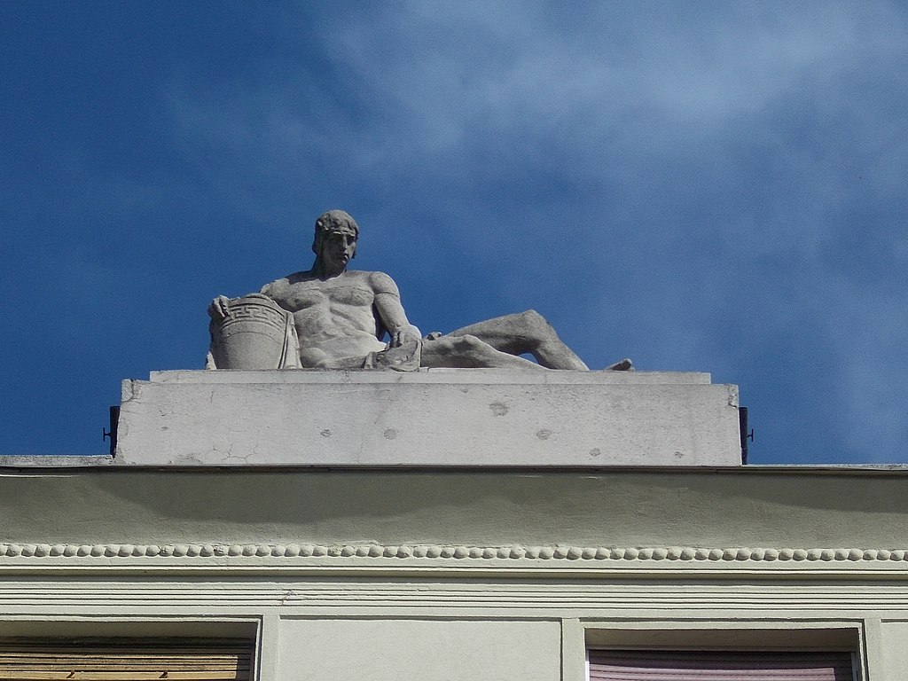 31Ülő_férfi_alak_a_tetőn._-_Attila_út_133,_2016_Budapest.jpg